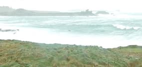 Rafales de vent: les vagues se fracassent sur les côtes à Landunwez dans le Finistère