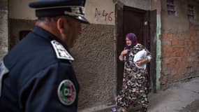 Un policier patrouille à Rabat, au Maroc, pendant la pandémie de coronavirus, en avril 2020.