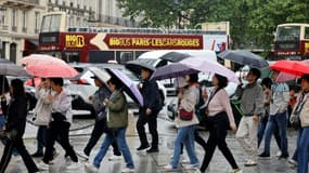 Des touristes sous la pluie à Paris, le 31 mai 2024