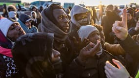 Des réfugiés venus d'Ukraine attendent un bus, à Medyka, en Pologne, le 28 février 2022.