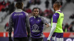 Max-Alain Gradel en conversation avec ses coéquipiers de Toulouse