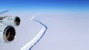 Vue aérienne de l'immense faille dans l'Antarctique le 1er juin 2017, avant la formation de l'iceberg A68.