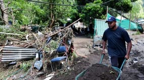 Un habitant au milieu des décombres après le passage du cyclone Garance sur l'île de La Réunion à La Colline, près de Saint-Denis de La Réunion, le 2 mars 2025