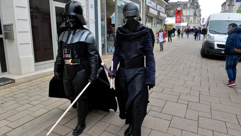 Deux personnages déguisés dans les rues d'Angoulême pendant l'édition 2016 du festival.