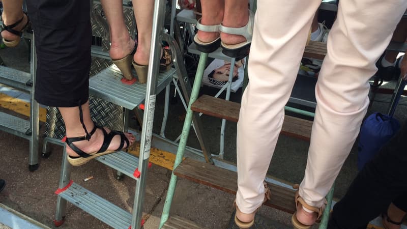 Juchés sur des escabeaux, les amateurs de stars ne ratent rien de la montée des marches à Cannes.