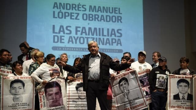 Andres Manuel Lopez Obrador entouré des proches des victimes.