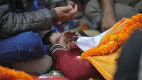 Des Népalais pleurent un proche tué dans le tremblement de terre, le 26 avril 2015 à Pashupatinath