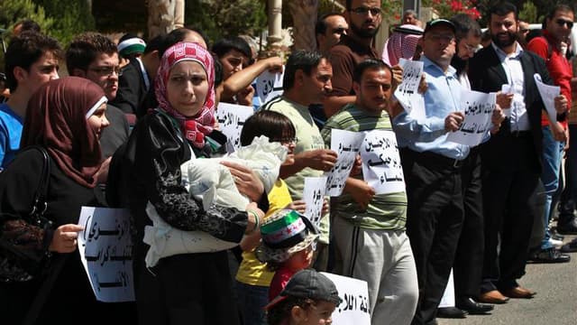 Manifestation de réfugiés syriens devant les bureaux du Haut commissariat aux Réfugiés (HCR) des Nations unies à Amman, en Jordanie, pour demander l'amélioration des conditions de vie dans le camp de Zaatari. Le flot de réfugiés syriens fuyant les combats