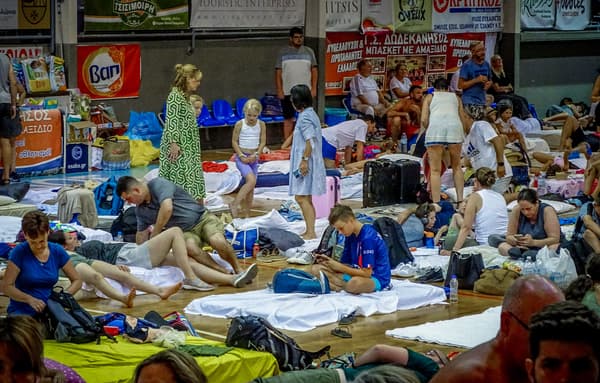 Des touristes évacués de l'île de Rhodes ont passé la nuit dans un gymnase.