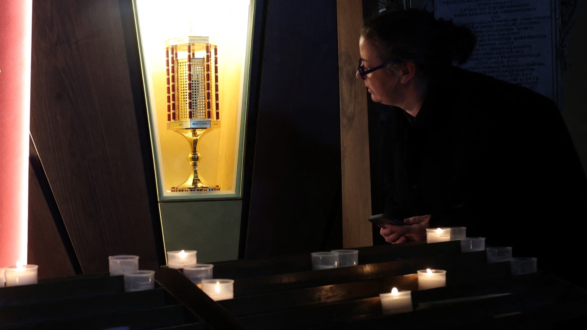 Une femme devant la relique du cœur de Carlo Acutis dans la cathédrale de San Ruffino, le 18 mars 2025, à Assise, en Italie. Une femme devant la relique du cœur de Carlo Acutis dans la cathédrale de San Ruffino, le 18 mars 2025, à Assise, en Italie.
