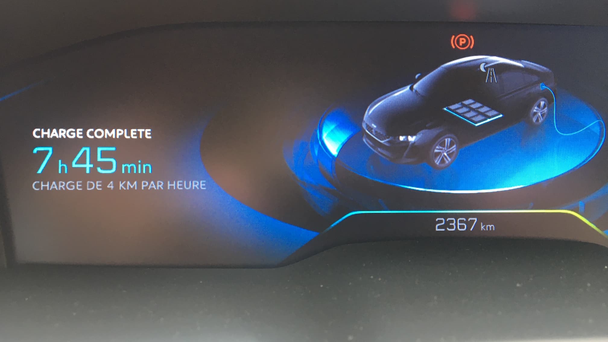 Deux câbles sont fournis avec la 508 Hybrid, un chargeur embarqué de 3,7 kW et un câble de recharge T2 pour une prise classique. En utilisant les temps masqués du véhicule (la nuit, au bureau la journée), recharger la 508 sur une prise classique comme sur le cliché en près de 7 heures est possible sans demander une installation particulière.