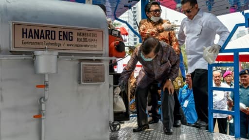 Le vice-président indonésien Jusuf Kalla introduit un paquet de méthamphétamines dans un incinérateur, lors d'une cérémonie médiatisée à Jakarta, le 4 mai 2018