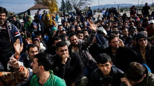 Des migrants attendent d'être enregistrés après avoir traversé la frontière entre la Grèce et la Macédoine près de Gevgelija le 18 novembre 2015