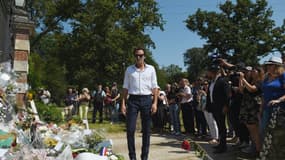 L'acteur Anthony Delon devant la propriété familiale de Douchy (Loiret),  avant les obsèques de son père Alain Delon, le 24 août 2024
