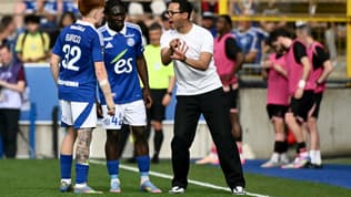 Abdoul Ouattara avec son coach Liam Rosenior lors de la victoire de Strasbourg face au PSG (2-1) en Ligue 1, le 3 mai 2025.