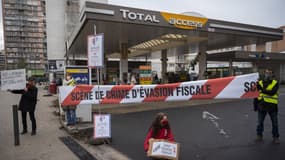 Des militants d'Attac devant une station Total le samedi 4 décembre à Marseille.