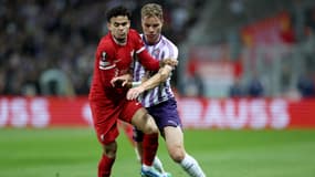 Niklas Schmidt face à Luis Diaz lors de Toulouse-Liverpool