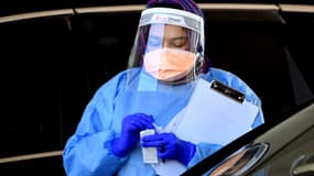 Une soignante effectue un prélèvement pour un test au Covid-19, dans un centre de test dans l'ouest de Sydney (Australie), le 7 août 2021