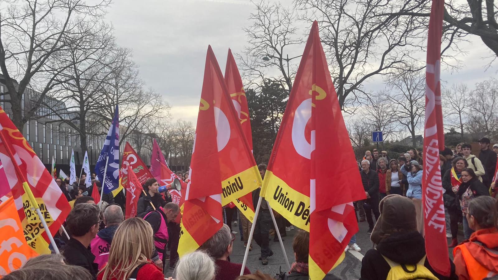 Plusieurs centaines de personnes réunies devant la préfecture de Rennes. Plusieurs centaines de personnes réunies devant la préfecture de Rennes.