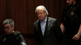 José Dirceu, ex-chef de cabinet de l'ancien président brésilien Luiz Inacio Lula da Silva, escorté par des policiers à une audience au tribunal de Curitiba, le 31 août 2015 pour être entendu dans le scandale de Petrobras