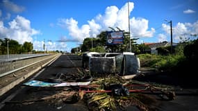 Une voiture incendiée sur un barrage au niveau du rond-point de Perrin aux Abymes, en Guadeloupe le 22 novembre 2022