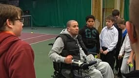 Fouzi Bouzahaf, entouré de ses élèves, à Canteleu en Normandie.