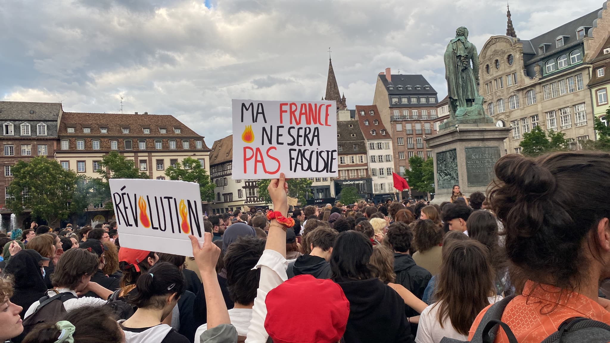Des pancartes dans le rassemblement contre l'extrême-droite sur la place Kléber à Strasbourg le lundi 10 juin 2024. Des pancartes dans le rassemblement contre l'extrême-droite sur la place Kléber à Strasbourg le lundi 10 juin 2024.