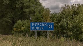 Un panneau routier indiquant la distance jusqu'à la ville russe de Koursk, à côté du point de passage détruit de la frontière avec la Russie, dans la région de Soumy, le 13 août 2024.