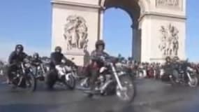 Les bikers aux côtés du cortège de Johnny Hallyday sur les Champs-Élysées