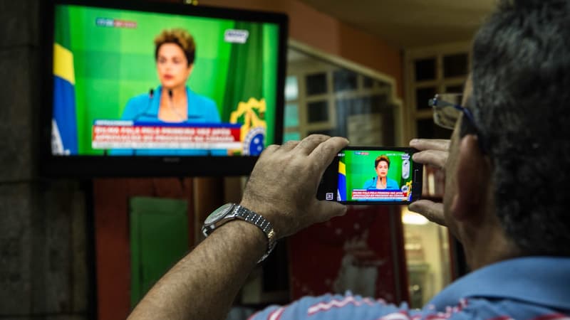 Un homme prenant en photo la télévision, au Brésil (photo d'illustration).