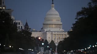 Le Capitole des États-Unis est vu depuis Freedom Plaza au cours du 20e jour de la fermeture du gouvernement fédéral à Washington, D.C.
