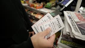 Un client achète un ticket pour la loterie américaine Powerball, le 12 janvier 2016 à New York (photo d'illustration). 