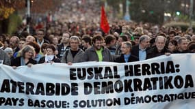 Environ 2.600 personnes selon la police, 4.000 selon les organisateurs, ont manifesté samedi à Bayonne pour réclamer la "résolution intégrale du conflit basque" après l'annonce le 20 octobre par l'organisation séparatiste ETA de la fin de la lutte armée.