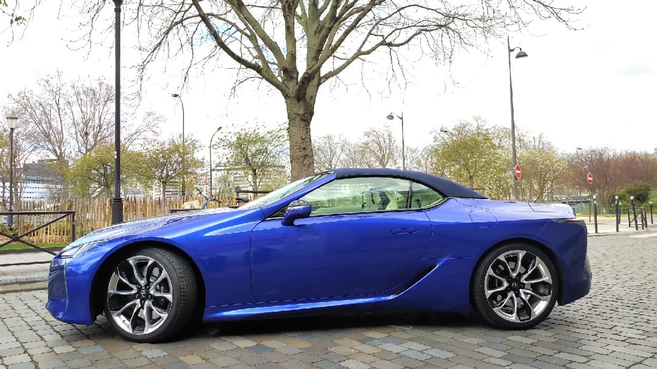 Une version coupé du LC est aussi en vente. Une version coupé du LC est aussi en vente.