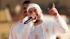 Le rappeur Jul lors de l'arrivée de la flamme olympique à Marseille, le 9 mai 2024.  