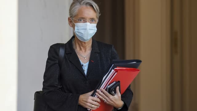 La ministre du Travail Elisabeth Borne à la sortie de l'Elysée, le 31 mars 2021 à Paris