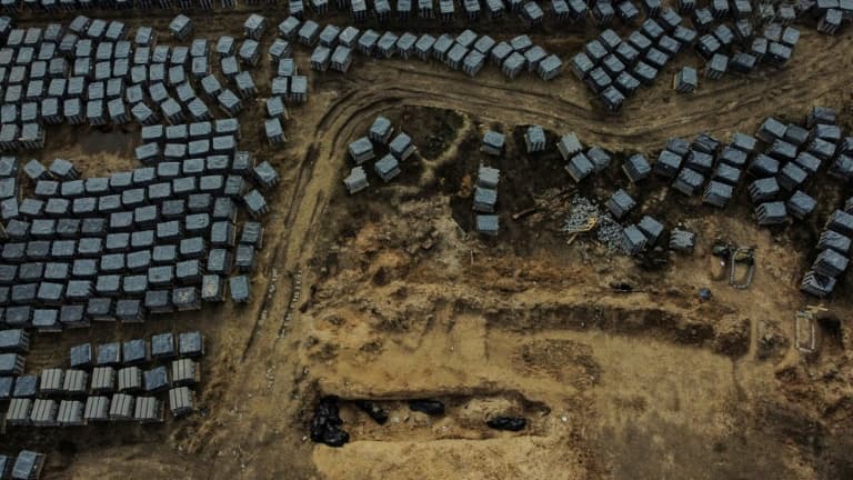 Vue aérienne d'une fosse commune à Boutcha, le 7 avril 2022 en Ukraine