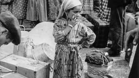 Des harkis et leurs familles au camp de Rivesaltes après avoir quitté l'Algérie, le 16 septembre 1962 dans les Pyrénées-Orientales