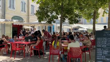 Des gens en terrasse à Marseille (image d'illustration). 