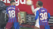 Jules Koundé face à Alba et Gavi lors du match Séville-Barça, le 21 décembre 2021