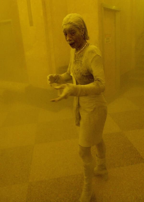 Marcy Borders, la "Dusty Lady", recouverte de poussières après l'effondrement d'une des tours jumelles du World Trade Center le 11 septembre 2001.