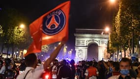Un drapeau du PSG face à l'Arc de Triomphe, le 18 août 2020