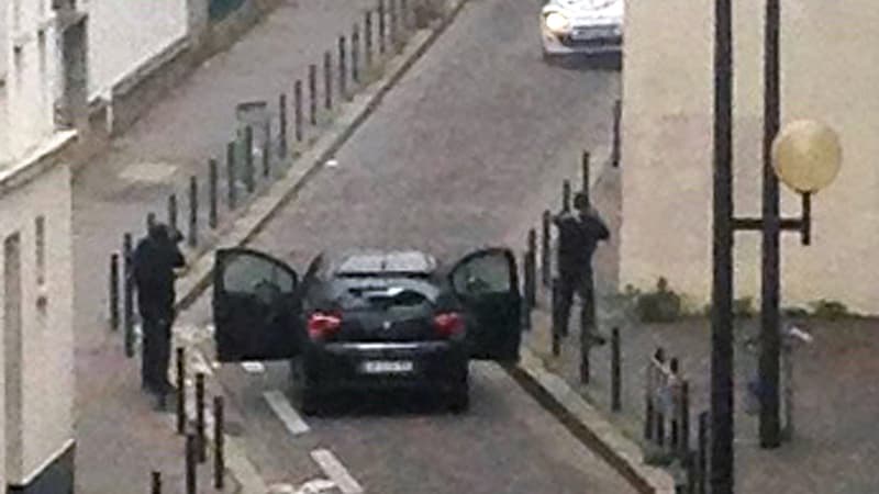 Les auteurs de l'attaque contre Charlie Hebdo à Paris, armés de kalachnikov, le 7 janvier 2015.