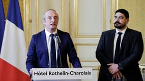 Le nouveau ministre de l'Action publique, de la Fonction publique et de la Simplification, Laurent Marcangeli, lors de la passation de pouvoir avec son prédécesseur Guilaume Kasabarian, à Paris, le 26 décembre 2024