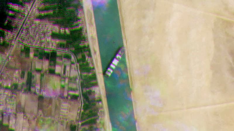 EN IMAGES - Un navire de de 400 mètres de long s'échoue et bloque totalement le canal de Suez