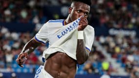 La joie de l'attaquant brésilien du Real Madrid, Vinicius Junior, après avoir égalisé (3-3) face à Levante, lors de leur match de Liga, le 22 août 2021 à Valence