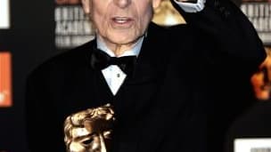Le compositeur britannique de musique de films John Barry, qui s'est fait connaître notamment pour la musique des James Bond, est mort d'une crise cardiaque à l'âge de 77 ans, selon la BBC. /Photo d'archives/REUTERS/Matthew Dunham