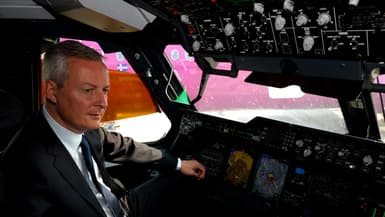 Bruno Le Maire dans le cockpit d'un Airbus A400M au salon du Bourget le 21 juin 2017.