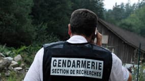 Un gendarme bloque l'accès à la scène de crime à Chevaline, le 5 septembre 2012.