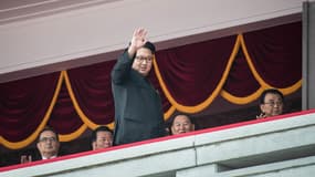 Kim Jong-Un saluant la foule le 7 mai dernier. 